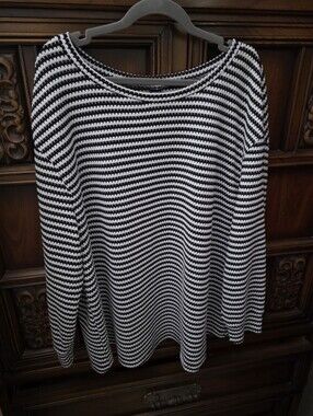 Black & White Lightweight Long Sleeve Tee. Measurements Provided.